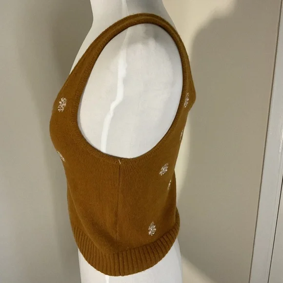 Madewell Floral-Embroidered V-Neck Sweater Tank in the color Acorn 55% Wool SZ S - Picture 6 of 7